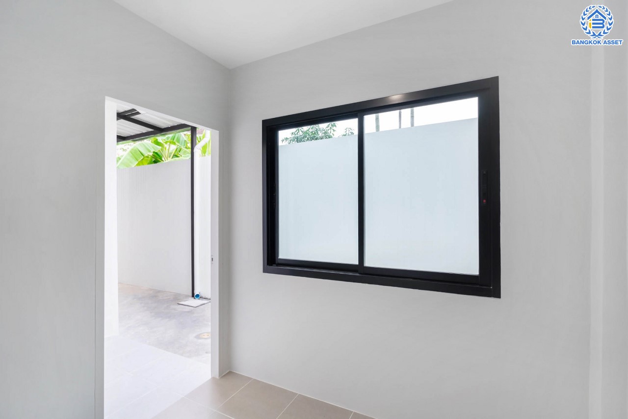 บ้านมือสองตกแต่งใหม่ ม.กฤษดานคร18 บรมราชชนนี เนื้อที่ 125 ตร.ว. บนพื้นที่ใช้สอยมากถึง 353 ตร.ม. อีกระดับของฟังก์ชัน 4 ห้องนอน 4 ห้องน้ำ 1 ห้องอเนกประสงค์ 1 ห้องแม่บ้าน จอดรถได้ 2 คัน บรรยากาศสุด Private บนทำเลศักยภาพเชื่อมต่อหลายเส้นทาง ใกล้เซ็นทรัลปิ่นเกล้า ม.มหิดล และทางด่วน "กาญจนาภิเษก"...